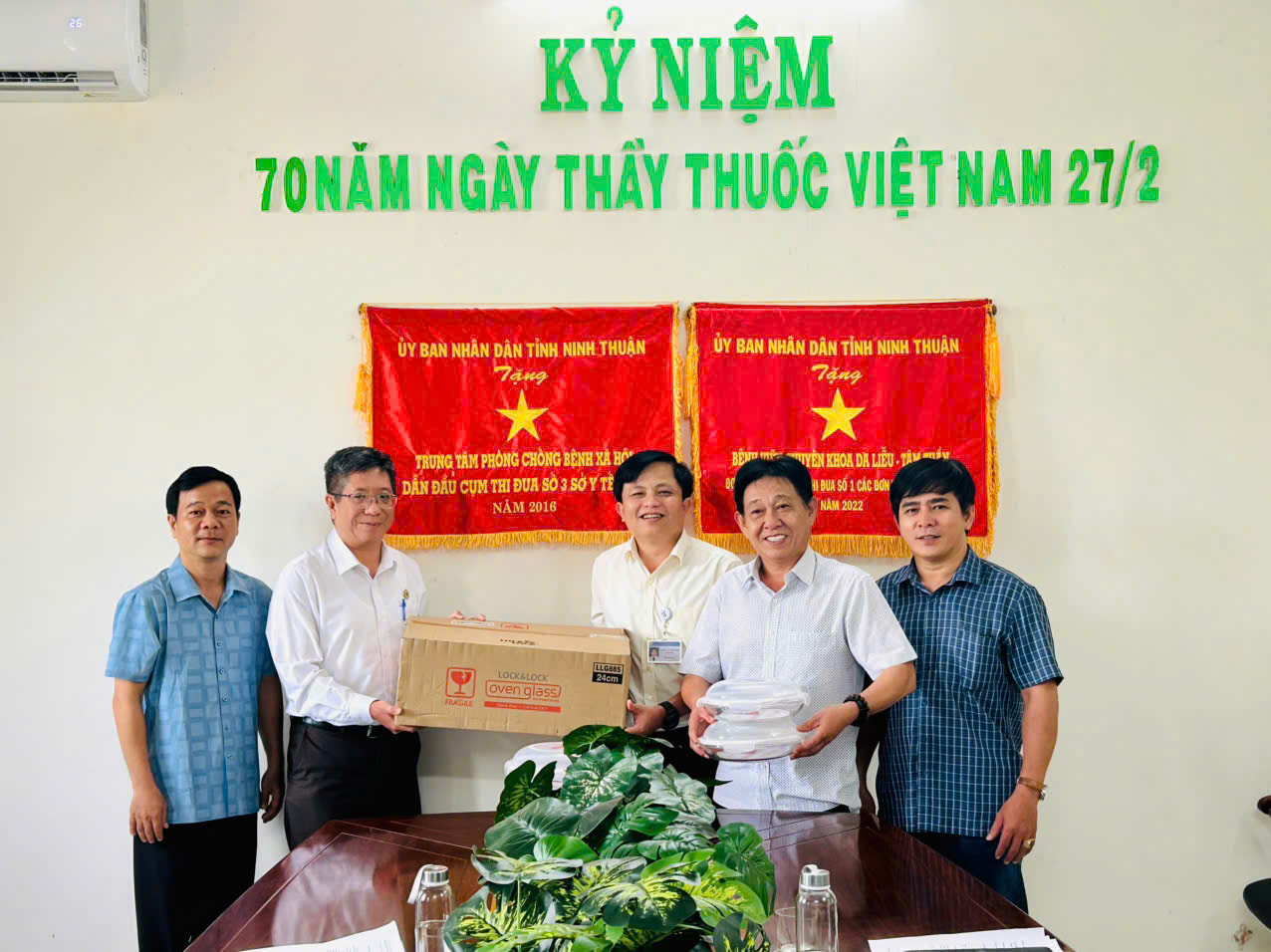 HỘI CHỮ THẬP ĐỎ TỈNH LÀM VIỆC VỚI HAI BỆNH VIỆN PHÍA NAM KHÁNH HOÀ (KHANH HOA RED CROSS SOCIETY WORKS WITH TWO HOSPITALS IN SOUTHERN KHANH HOA)